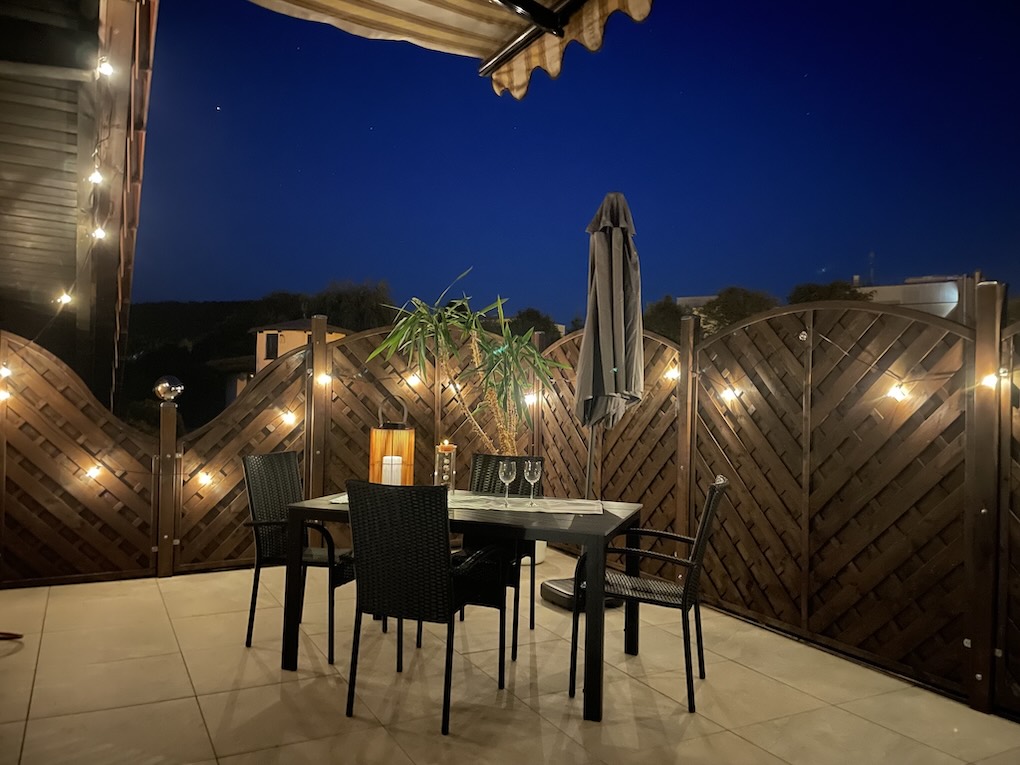 Abends auf dem gemütlich beleuchteten Balkon der Odenwald-Oase